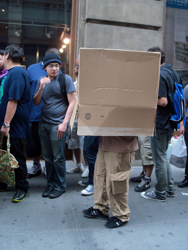 Illustration for article titled Hideo Kojima Takes Manhattan, Attracts Fans In Boxes